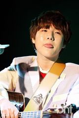 组图：刘承宇出席出道专辑发布尽显可爱魅力