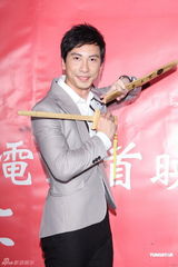 组图：陈嘉桓宣传新片《竞雄女侠》狼吻事件受关注