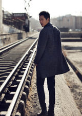 组图：高云翔拍户外写真 深沉内敛彰显格调