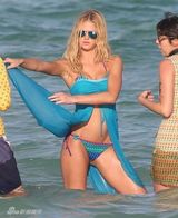 组图：超模艾琳-希瑟顿着比基尼水中摆性感Pose