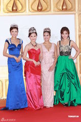 组图：上届港姐三甲亮相2012年总决选红毯
