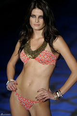 高清组图：帕丽斯-希尔顿巴西时装周上客串走秀