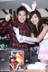 组图：潘玮柏抱兔女郎庆情人节 否认与江语晨拍拖