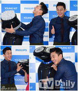 组图：刘亚仁亮相代言发布会 雅痞风帅气迷人