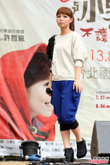 组图：王子许哲佩合作舞台剧感情戏多