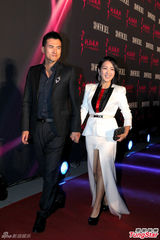 姚晨露背装秀性感 范冰冰否认收婚戒称自备(图)