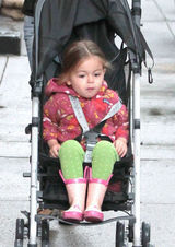 组图：杰西卡-帕克皮衣酷帅 推双胞胎女儿出游