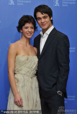 幻灯图：《吹口哨》柏林记者会 男女主角亲昵不避嫌