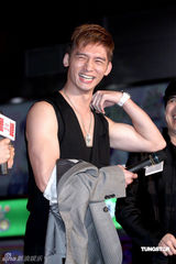 幻灯图：《猎艳》首映 张钧宁朱芷莹大玩女女吻