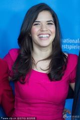 组图：《凯撒查韦斯》发布会 艾美莉卡笑盯镜头