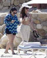 组图：LadyGaga狂甩赘肉 碎花比基尼清凉度假