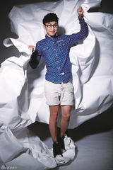 组图：谭杰希曝最新杂志写真 演绎搞怪双面先生