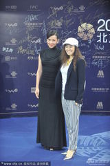 组图：余男黑裙配红唇 素雅干练走蓝毯