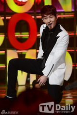 组图：SHINee复古亮相《冠军秀》4minute潮味足