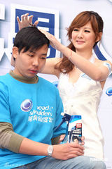 幻灯图集：安心亚清爽亮相 为男粉丝送洗发服务