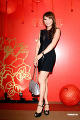 组图：何妤玟补请婚宴穿百万婚纱 婚后不急做人