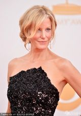 组图：《绝命毒师》安娜-冈亮相艾美红毯