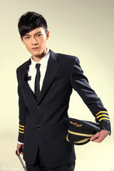 组图：冯铭潮新单曲化身飞行员 制服诱惑帅气有型