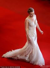 组图：凯莉-米洛鱼尾裙优雅 德纳芙老当益壮