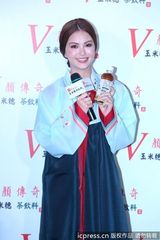 组图：昆凌枚红色短裙秀美腿 换韩服卖力吆喝代言