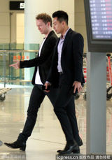 汪小菲西装笔挺疑开发新市场 努力赚钱养家(图)