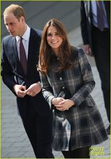 组图：威廉王子夫妇手势默契 凯特孕肚笑容灿烂