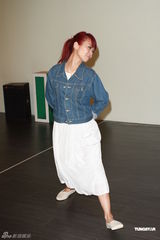 组图：舞台剧《20出头》彩排 Crystal牛仔长裙清新