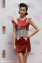组图：方然短礼服亮相红毯秀长腿