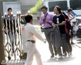 组图：谢霆锋赶场边走边打领带 与张柏芝同城未碰面