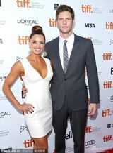 组图：《对的错误》首映 莎拉-坎宁着抹胸裙