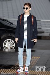 组图：SHINee潮装现身机场赴台参加音乐节目