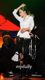 组图：吴允儿IVY等出席慈善义演 倾情演唱献爱心