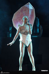 组图：王菀之香港办首场个唱 容祖儿方大同捧场