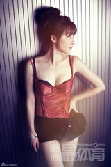 组图：叶倩云红衣写真性感俏皮
