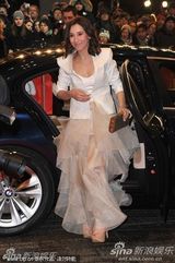 组图：女星西贝尔-凯基莉白色西服配纱裙个性时尚