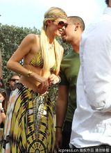 组图：帕丽斯-希尔顿胸部缩水 手臂现皱纹疑抽脂