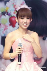 组图：郭书瑶发专辑粉嫩庆功 自曝曾苦等周董签名