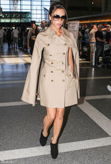 组图：贝嫂维多利亚卡其色风衣现身机场
