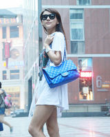 组图：贾青街拍骷髅头图案上衣搭潮包