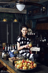 组图：“硬糖公主”赵柯居家写真温馨自然