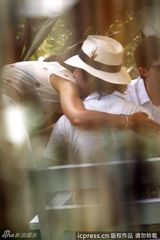 组图：阿汤哥赤膊海滩庆生 苏瑞涂花脸秀粉红比基尼