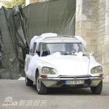 组图：哈莉-贝瑞婚礼遭曝光 银色礼服闪钻耀眼