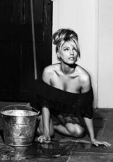 组图：英国美女凯莉-布鲁克登杂志封面秀丰胸