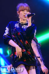 组图：4minute回归突袭游乐园 泫雅短裤秀翘臀