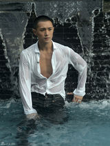 组图：郑晓东泳池湿身尽显完美性感身材