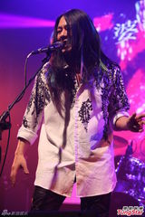 组图：乱弹阿翔蕾丝装宣传新歌 蔡健雅现场支持