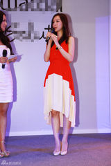 组图：张静初现身成都 抢眼红裙唯美妩媚