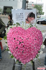 组图：张国荣逝世10周年 荣迷纪念送花拜祭