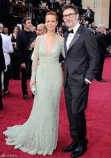 高清组图：奥斯卡红毯《艺术家》导演携妻亮相