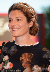 组图：搞怪vs唯美 威尼斯女星发型大巡礼